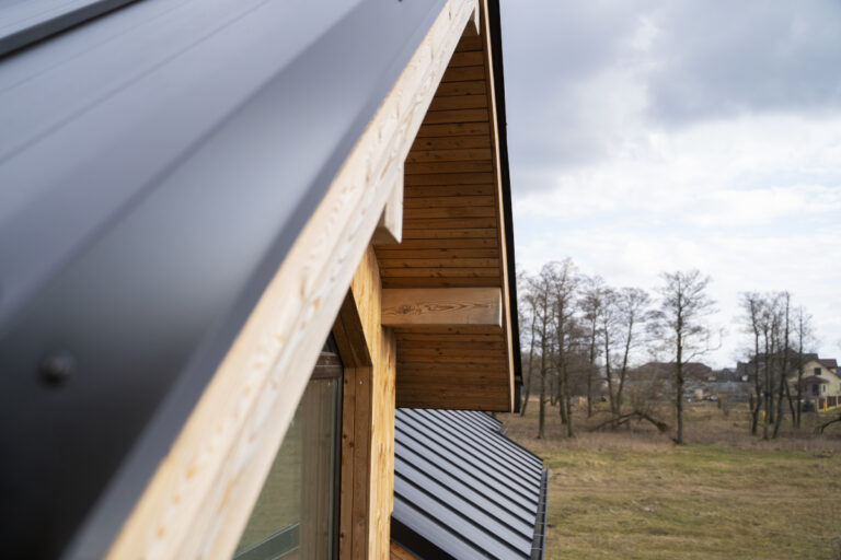 A gyerekszoba ablakai: Biztonságos és fényes terek a legkisebbeknek